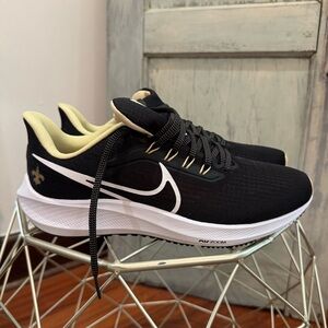 Nike Air Zoom Pegasus 39 running shoes themed for the New Orleans Saints sz 9